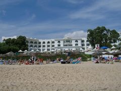 Собственно пляж и вид с пляжа на главный корпус отеля